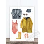 Hochwertige Kinderbekleidung mit Regenjacke, Gummistiefeln, Mütze, Sonnenbrille, Badeanzug und Hut.