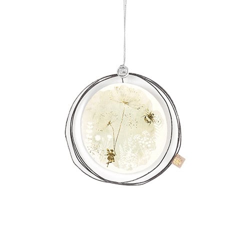 Hängende Dekoration mit getrockneten Blumen und Insekten, stilvoll und naturverbunden.
