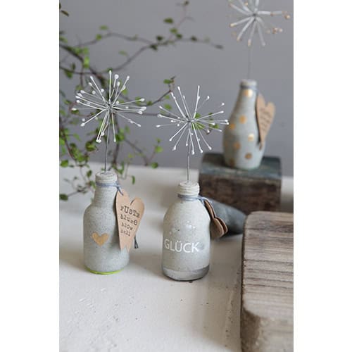 Hochwertige Deko-Flaschen mit silbernen Dandelion-Designs und Glückssprüchen, ideal für stilvolle Ra.