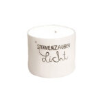 Weiße Kerze mit "Sternenzauber Licht" Schriftzug, dekorativ und stimmungsvoll.