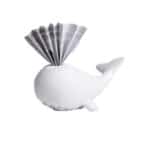 Weißes Sparschwein in Delfin-Form mit Geldscheinen, Symbol für Sparen und Finanzen.