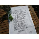 Hochwertiges handgeschriebenes Gedicht auf Stoff, mit frischer Minze und Lavendel dekoriert.
