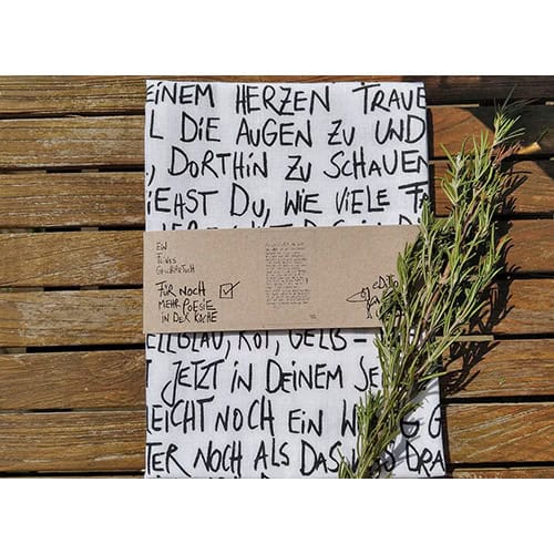Der Zweig mit frischen Kräutern auf Holzuntergrund, kreative handgeschriebene Notiz im Hintergrund.