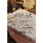 Der handgeschriebene Text auf Papier, kreative Notiz mit Katzenzeichnung, gemütliche Atmosphäre, Fok.