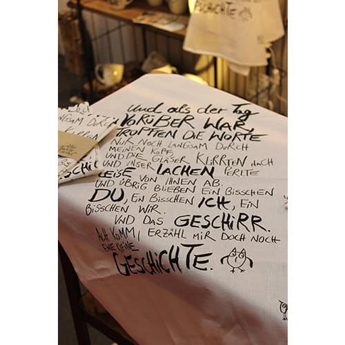 Der handgeschriebene Text auf Papier, kreative Notiz mit Katzenzeichnung, gemütliche Atmosphäre, Fok.