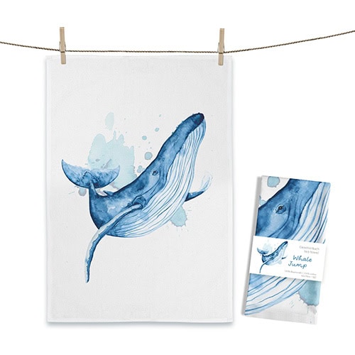 Wasserfarbige Illustration eines springenden Wals auf Stoff und Verpackung.
