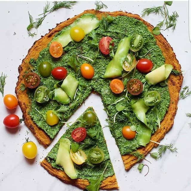 Gemüsekuchen mit Tomaten, Salat und frischen Kräutern, vegan, gesund, lecker.