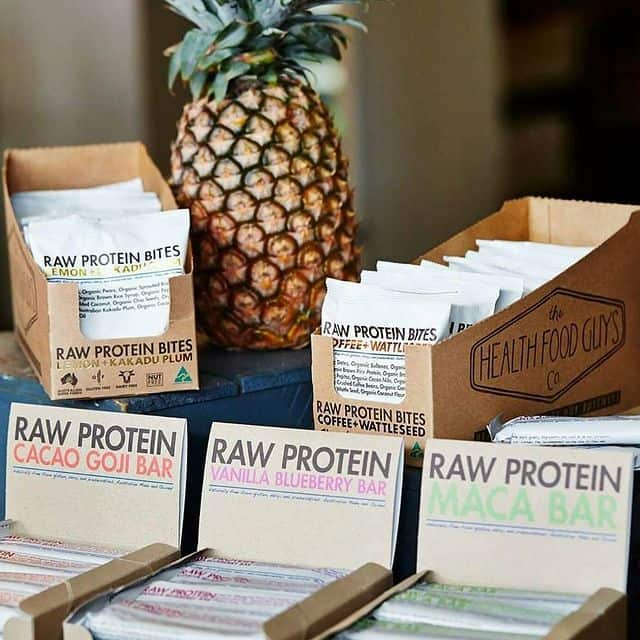 Rohe Proteinriegel mit Ananas und Ananasblumen, gesunde Snacks für Fitness und Ernährung.