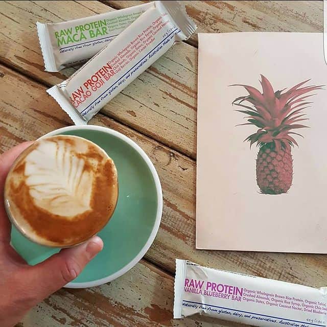 Proteinriegel und Kaffee auf Holz, gesunde Snacks bei Fokko 1883.