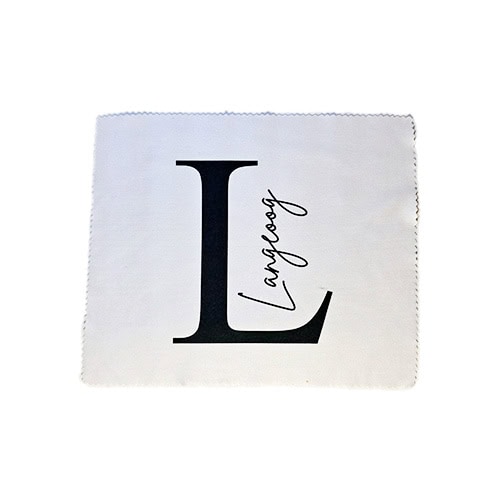 L Buchstabe mit handgeschriebenem "Langeoog" auf weißem Stoffhintergrund.
