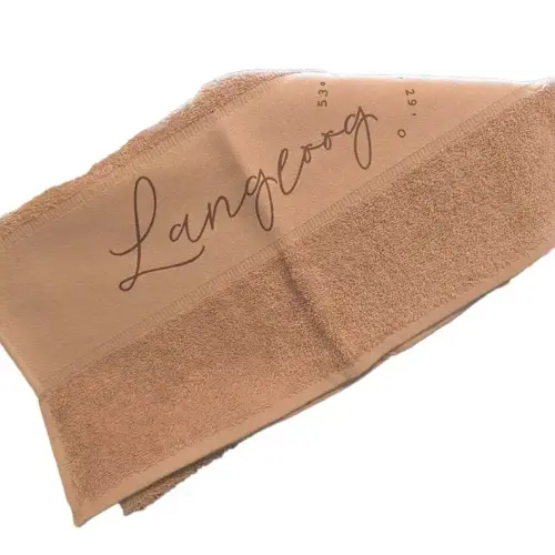 Handtuch mit Langeoog-Schriftzug, ideal für Strand und Bad.