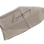 Handtuch mit Langeoog-Schriftzug, ideal für Strand und Bad.