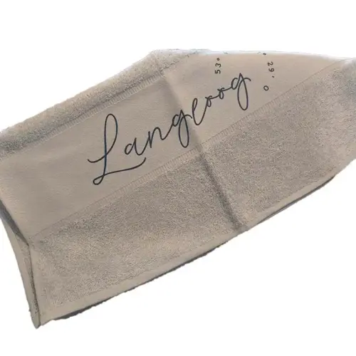 Handtuch mit Langeoog-Schriftzug, ideal für Strand und Bad.