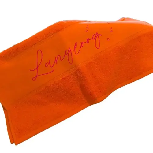 Handtuch mit Langeoog-Schriftzug, ideal für Strand und Urlaub.