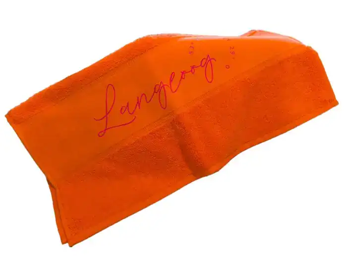 Handtuch mit Langeoog-Schriftzug, ideal für Strand und Urlaub.