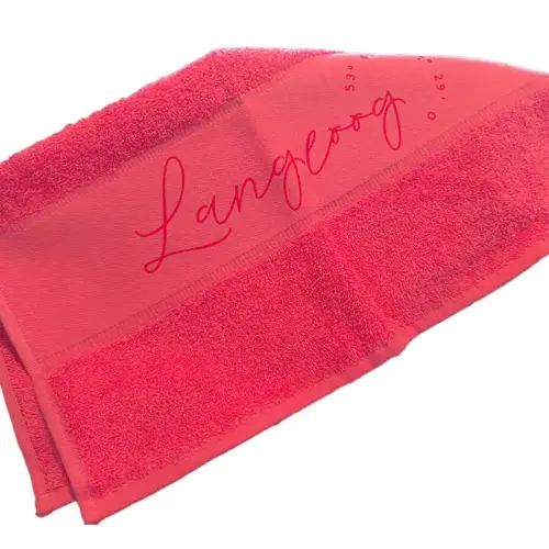 Handtuch mit "Langeoog" Schriftzug, ideal für Strand und Bad.