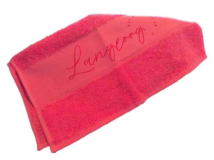Handtuch mit "Langeoog" Schriftzug, ideal für Strand und Bad.
