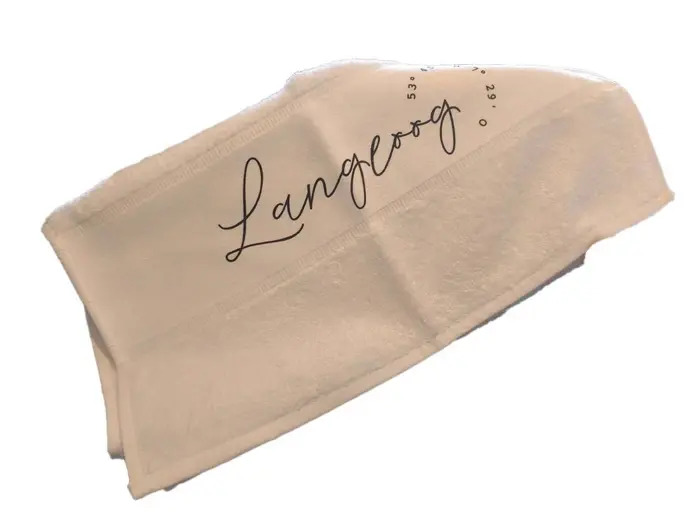 Handtuch mit Langeoog-Schriftzug, ideal für Strand und Bad.