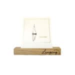 Elegantes Holztablett mit personalisiertem Gravur-Design und Grußkarte für besondere Anlässe.