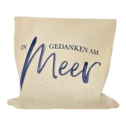 Kissen mit Aufschrift "In Gedanken am Meer" für maritime Dekorationen.