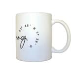 Hochwertiger weißer Kaffeebecher mit Uhr-Design und handschriftlichem Schriftzug, ideal für Kaffee-.