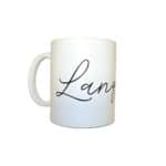 Personalisierte weiße Tasse mit handgeschriebener "Lang" Beschriftung, ideal für Kaffee oder Tee.