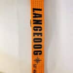 Hochwertiges orangees Sicherheitsband mit Aufschrift "LANGE 1.0" und Kompass-Logo, ideal für Sicherh.