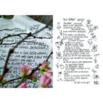 Frühlingsblumen vor handgeschriebenem Gedicht auf Papier, Natur und Kreativität in Szene gesetzt.