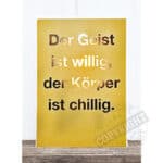 Der Geist ist willig, der Körper ist chillig - inspirierende Zitat auf gelbem Hintergrund.