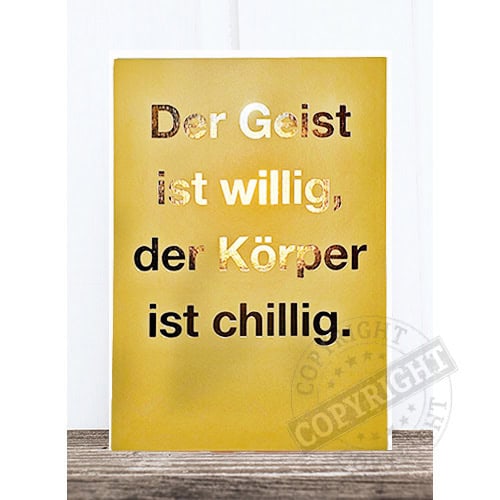 Der Geist ist willig, der Körper ist chillig - inspirierende Zitat auf gelbem Hintergrund.