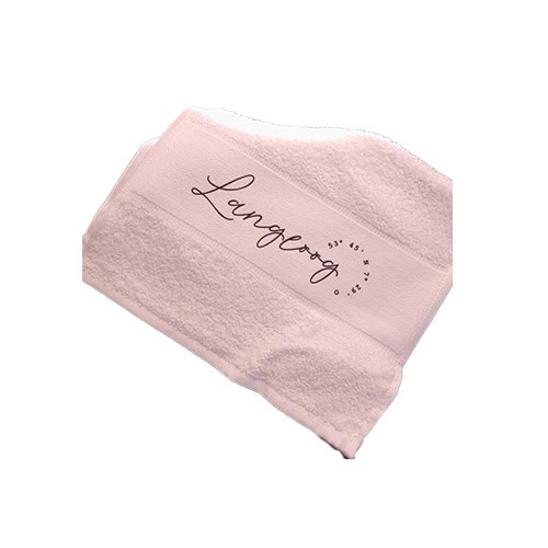 Weiche, rosa Handtuch mit "Langeoog" Schriftzug, ideal für Strand- oder Wellness-Accessoires.
