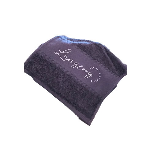 Langeo Handtuch in dunkler Farbe mit Logo, hochwertig und weich.