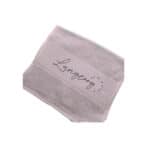 Weißes Handtuch mit "Lounge" Schriftzug und Maße, ideal für Spa und Wellness.