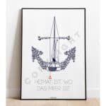 Ein nautisches Wandbild mit Anker, Segelboot und Meerestieren, symbolisiert Heimat und Meer.