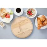 Frühstückstisch mit Croissants, Müsli, Kaffee und frischem Obst, stilvoll gedeckt für einen genussvo.