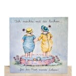 Badeende mit zwei Frauen, die sich an den Händen halten, im Wasser, mit Blumen und Text in Deutsch.