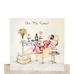 Entspannende Frau trinkt Wein auf gemütlicher Couch mit Kerzen und Blumen, perfekte Auszeit.