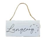 Hängendes Holzschild mit "Langloog" in eleganter Schrift und Kompass-Design, dekorativ für Zuhause o.