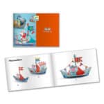Hochwertiges Spielzeugboot mit bunten Segeln und Details, ideal für Kinder und kreative Spielzeit.