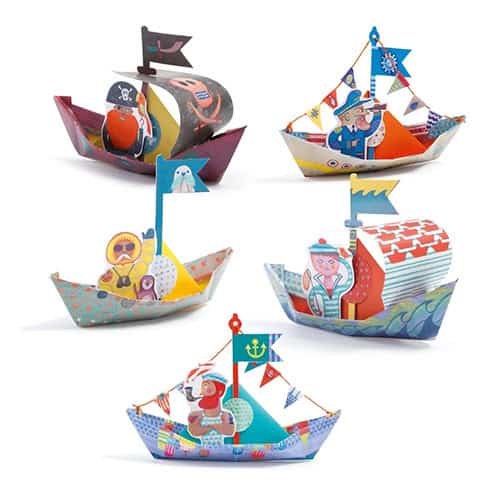 Segelschiffe aus Papier, bunt und detailreich, für kreative Bastelprojekte und maritime Dekorationen.