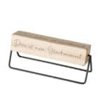 Dekorativer Holzblock mit inspirierendem Zitat auf Metallständer, modernes Wohnaccessoire.