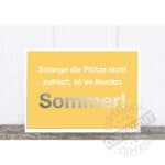 Bodenständiges Schild mit Sommer-Werbespruch in Norddeutschland, gelbe Hintergrundfarbe, humorvoller.
