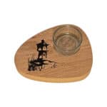 Ein Holztablett mit japanischer Pagode und einem kleinen Glas.