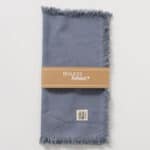 Blaue Wollserviette mit Fransen, handgefertigt, für stilvolle Tischdekoration.