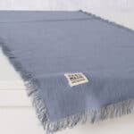 Hochwertiger handgefertigter blauer Wollteppich mit Fransen, Made in Germany.