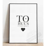 Modernes minimalistisches Wandbild mit "TO HUUS" Schriftzug und Herzsymbol.
