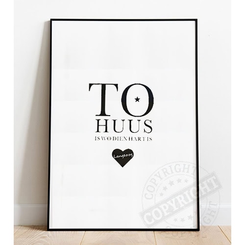 Modernes minimalistisches Wandbild mit "TO HUUS" Schriftzug und Herzsymbol.