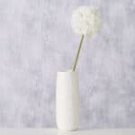 Blumen in weißer Vase, moderne Dekoration, minimalistische Raumgestaltung, elegante Wohnaccessoires,.