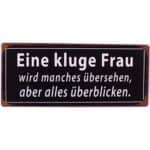 Intelligente Frau erkennt verborgene Details, behält den Überblick im Alltag.