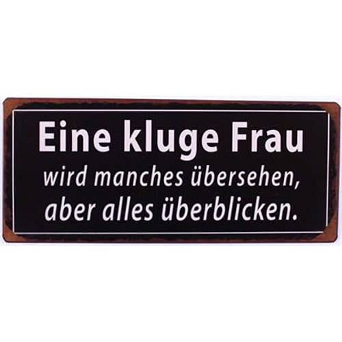 Intelligente Frau erkennt verborgene Details, behält den Überblick im Alltag.